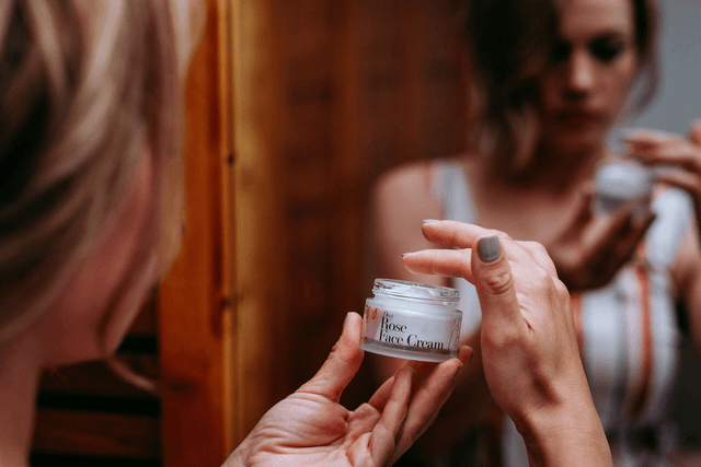 Hydrating day face cream with rose