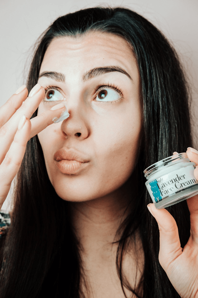Soothing night face cream with lavender