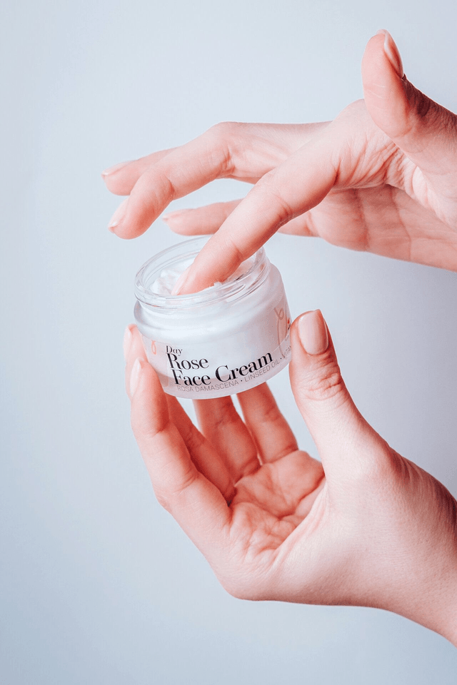 Hydrating day face cream with rose